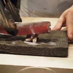 鮨 しゅんぺい - 鯖の皮目を炭で焼く