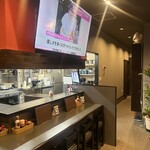 創作居酒屋 かくれや - カウンター上部の大画面テレビでスポーツ観戦も出来るようになりました。