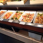 海鮮ブッフェダイニング 銀座八芳 - 黒毛和牛フォアグラ包　比内地鶏粒マスタード　海鮮アヒージョ　ガーリックシュリンプ　ホタテバター