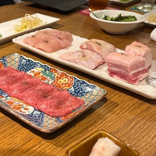 WAGYU LODGE - 料理写真:牛タン、ポークヒレ、鶏もも、ささみ