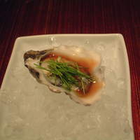 鮨　銀座　鰤門 - 前菜の牡蠣。苦手な方は他の食材にかえていただけます。