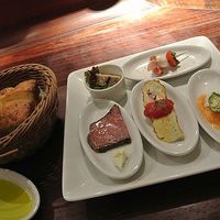 スペイン料理 La Cazuela 三ノ宮 ミント神戸店 - タパス5種盛り合わせ