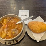 トロイカ - ボルシチ、ホントはサワークリームが乗ってますが、苦手な友人のために私のお皿へ撤去後の写真です