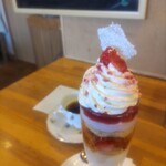 クリクリ - 苺と紅茶のティラミスパフェ¥1250(〜2025.1.27)