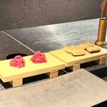 日本焼肉はせ川 別亭 - 調理風景１