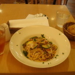 タコとズッキーニのパスタとアイスティ1340円（2014年、6月）