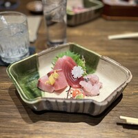 いせもん本店 - ツマカセ二品目のぶり、よこわ、太刀魚のお刺身　と富乃宝山ロック
