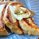 1to1 DISHES. - 豚挽肉とキャベツ主体のシンプルな餡
      下味は濃くしていませんが、甘めで不思議と物足りなさがありません