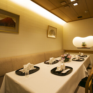 特別なひとときを演出する個室風スペース。接待やお顔合わせに