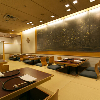 掘り炬燵席で寛ぎながら季節の味覚を堪能。最大20名様まで対応