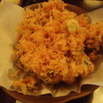 坂の上のそば屋 司 - 2014.06.10。さくらえびのかき揚げ。室内の光は暗めで赤い