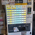 麺処 天川 - 店内　券売機で食券を購入します