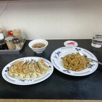 琉菊 - カレーチャーハンと餃子。セットはありませんのでそれぞれ単品で。スープと香の物付き