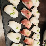 【個室完備】旬香 - イカ、マグロ、ハマチの握り寿司