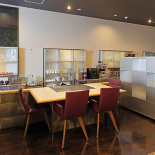 料理を五感で愉しめる鉄板付き座席あり◎～24名様の宴会場も