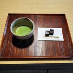梅欅庵 - 適温のお抹茶と甘さ控えめツヤツヤの練り羊羹　税込¥400