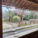 梅欅庵 - ピカピカに美しく磨かれたガラス越しの景色。