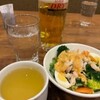 ガスト - 生ビールとエビとブロッコリーのサラダ