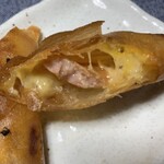 スーパーセンタートライアル - ポークウィンナーとチーズを入れて春巻きにすると、ミニザウルスの大好きな一品に…