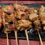 焼き鳥 貴家 - 「もも(150円/本)」と「ナス豚バラ巻き(230円/本)」と「かわ(150円/円)」
