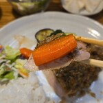 キッチン ブルー グローブ - 人参を添えて