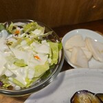 キッチン ブルー グローブ - サラダ、お新香のアップ