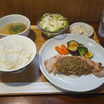 キッチン ブルー グローブ - 三元豚ロースソテー　ハリッサと生姜の刻み茸ソース