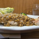 キッチン ブルー グローブ - 横から、ハリッサと生姜の刻み茸ソースはタップリ！