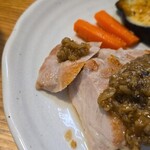 キッチン ブルー グローブ - ひと切れ取ると肉汁が流れ出る