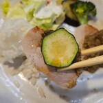 キッチン ブルー グローブ - ズッキーニを添えて