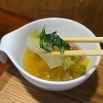 キッチン ブルー グローブ - 具沢山な白菜スープ