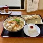 さか枝うどん - しっぽく、ちくわ天、おにぎりでウェィ