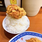 彩華ラーメン - 唐揚げを、乗せてみました　※やっぱりデカいわ