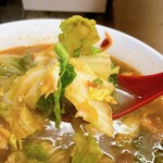 彩華ラーメン - 白菜、にゅ〜〜ん！　※パンチの効いた、スープの味