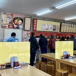 さか枝うどん - 入口まで並んでますがセルフなので直ぐ受け取れます。