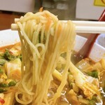 彩華ラーメン - 麺、にゅ〜〜ん！　※1玉ですけど、割にボリューミー