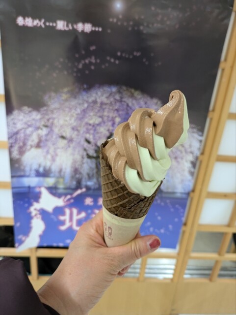 ハッカで有名な北見でミントソフトクリームを。 : 北見ハッカ通商 本社内直営ショップの写真