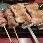 焼き鳥 貴家 - 「合鴨もも(290円/本)」と「ささみ皮まき(250円/本)」