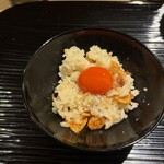 富小路 やま岸 - 桜海老ご飯に卵黄乗せて卵かけご飯