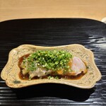 富小路 やま岸 - 虎河豚たたき下にてっぴと白子、アクセントにりんご