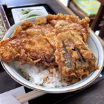 こはら - とり天丼にはとり天の他にナスの天ぷらも乗っている。