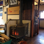 Kankou sou - 落ち着く感じです。暖炉は冬場(*^^*)
      テーブル、畳、広間もあります