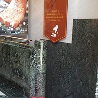 ステーキハウス 大和 - お店は地下1階です。