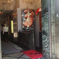 ステーキハウス 大和 - 入ってすぐ右手の階段を地下に降ります。