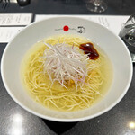 Japanese Soba Noodles 蔦 - 「フカヒレSoba 〜 艶 〜」は熱した香味油を掛けてくれます