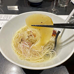 Japanese Soba Noodles 蔦 - 浅利と昆布出汁の滑らかなとろみのあんかけが掛かったフカヒレ