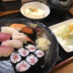 すし旬 - すし定食（上）寿司、揚物、冷奴、赤出し