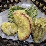高峰温泉 - セロリの葉、舞茸、リンゴ（紅玉）、菊芋の天ぷら
