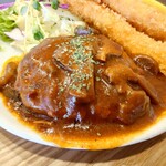 TAKU - ◯ハンバーグ
ハンバーグを食べた感じは
僕がネットのレシピで作った
ハンバーグみたいなミンチの旨み感ある
味わいとは違っていて

美味し目な業務用なのかと思っていたのだけど