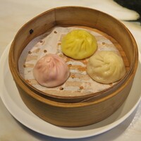 全聚徳 銀座店 - 三種類の小籠包（豚肉小籠包・フカヒレ小籠包・上海蟹味噌小籠包）